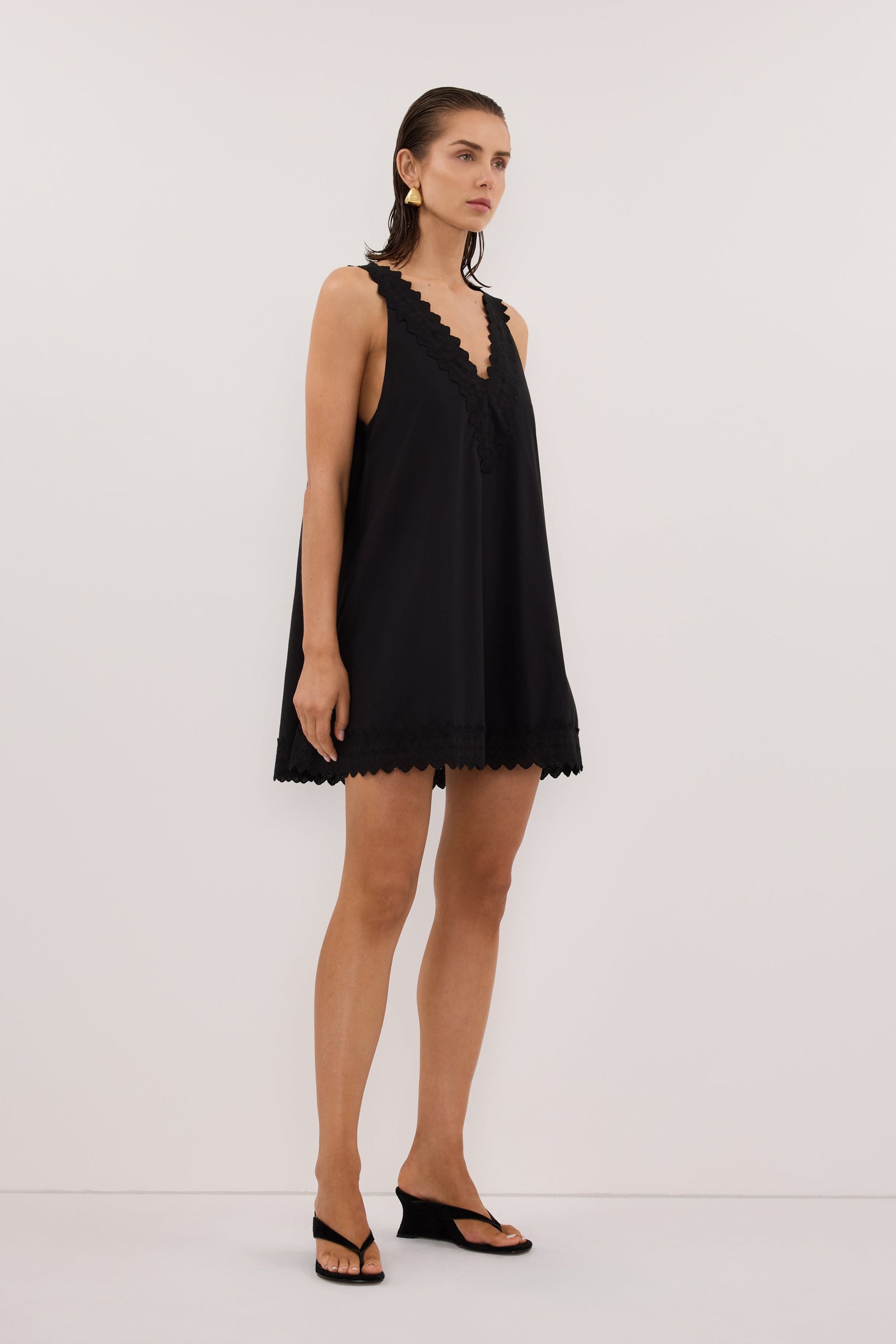 ANNABEL BLACK SLEEVELESS V NECK MINI DRESS