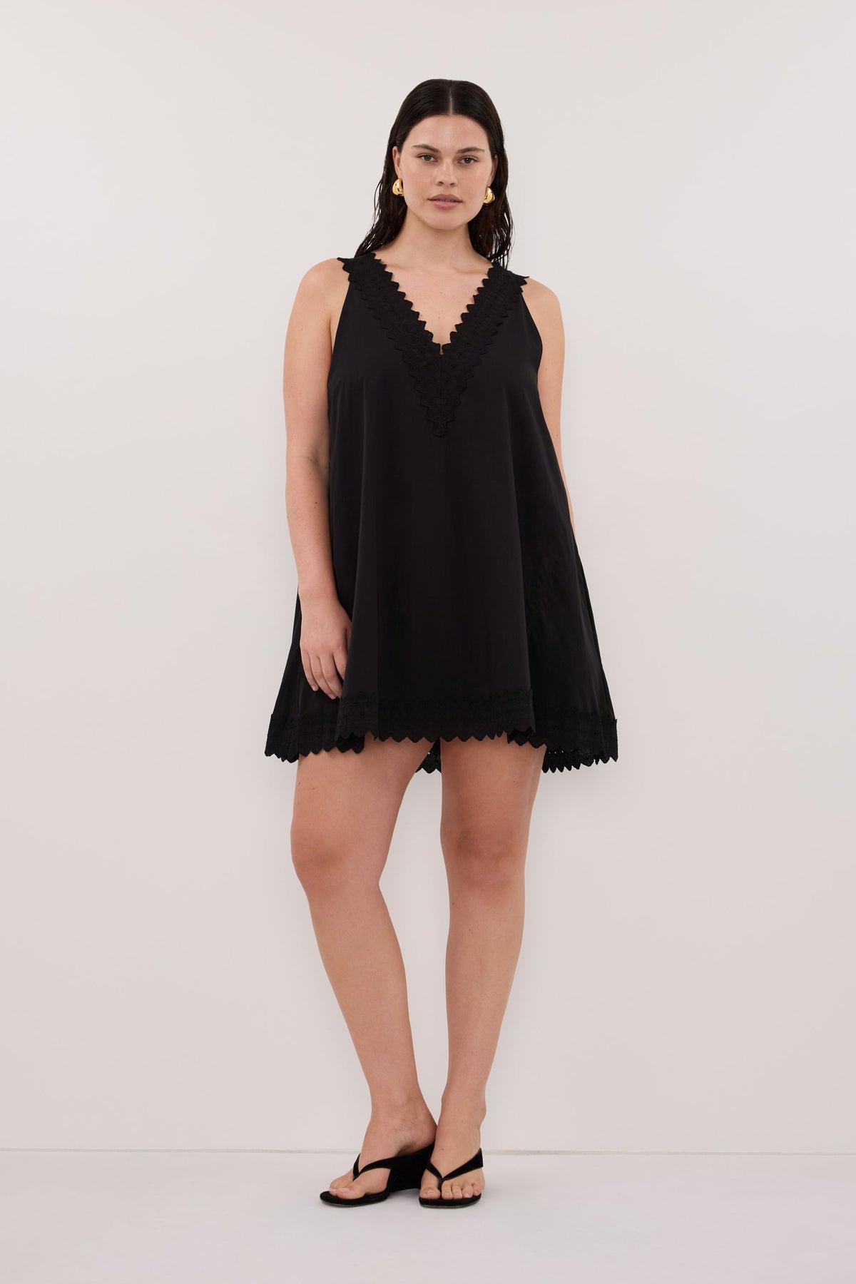 ANNABEL BLACK SLEEVELESS V NECK MINI DRESS