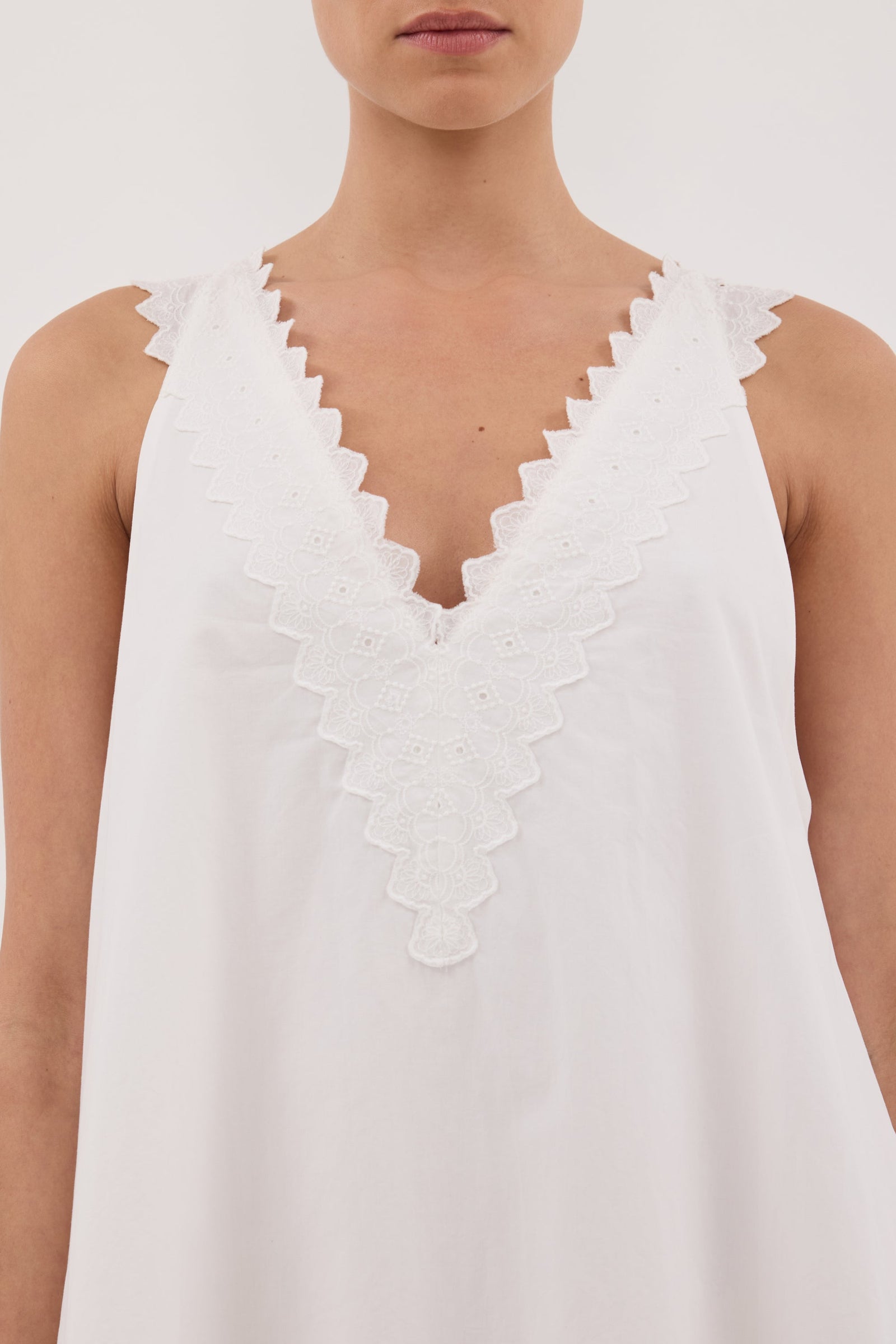 ANNABEL WHITE SLEEVELESS V NECK MINI DRESS